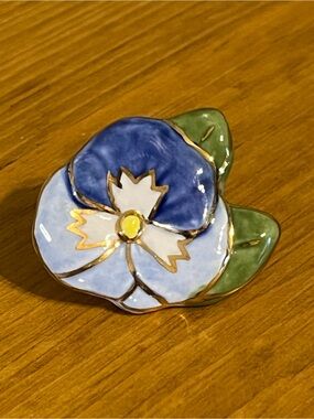 Vintage ceramic brooch/pin of two tone blue pansy gold trim green leave 1 1/2”